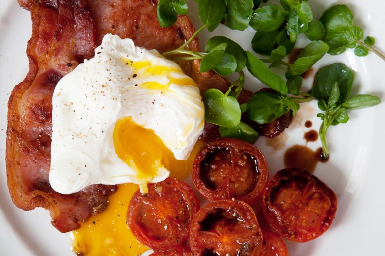 Pan-fried bacon with poached egg and balsamic tomatoes