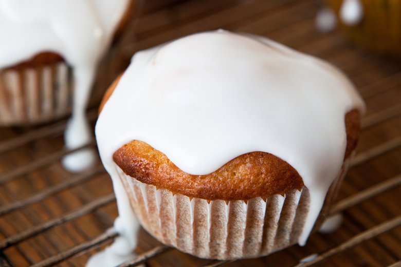 Skinny lemon cupcakes with drizzly icing