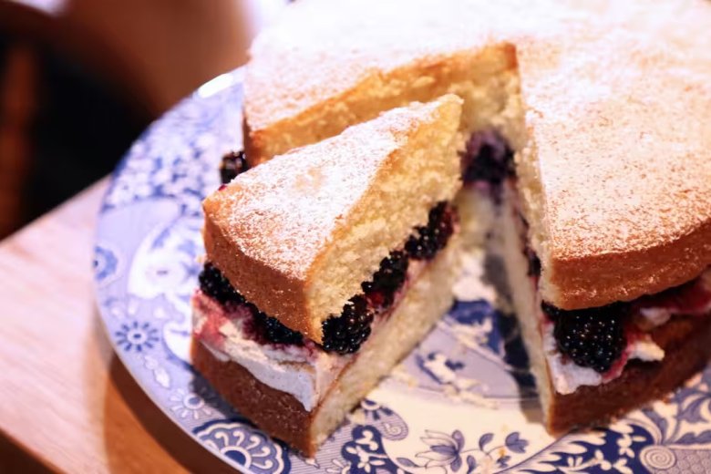 Victoria sponge with berries and spiced cream