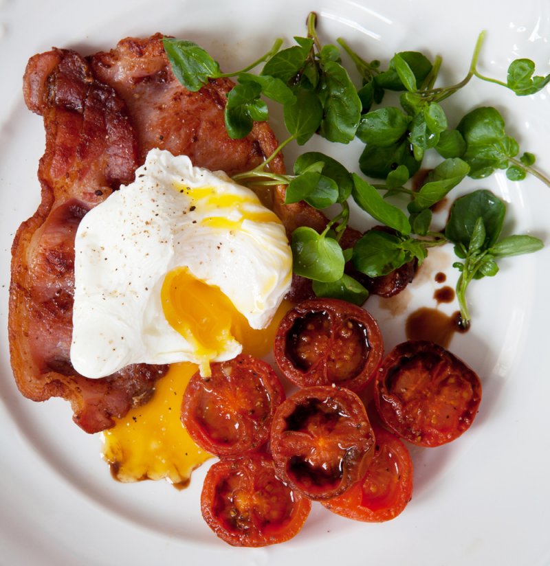 Pan-fried bacon with poached egg and balsamic tomatoes