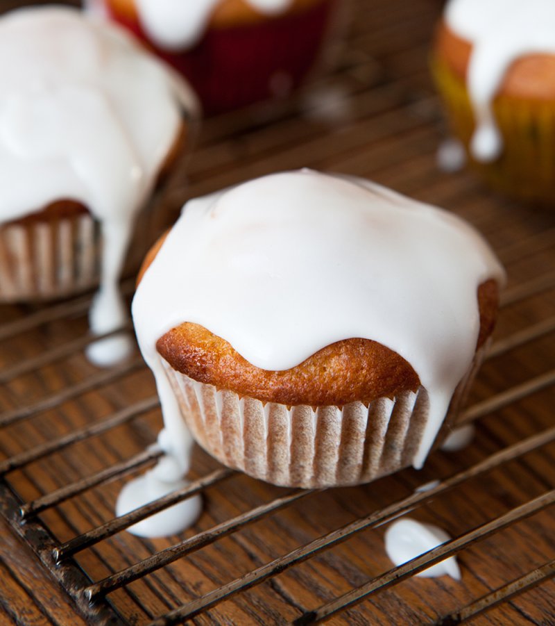 Skinny lemon cupcakes with drizzly icing