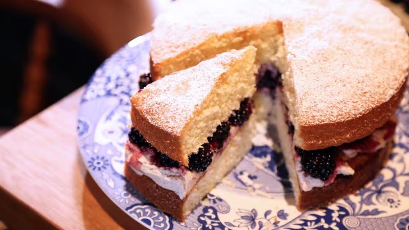 Victoria sponge with berries and spiced cream
